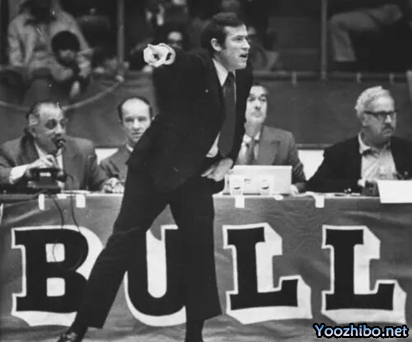 1970-71赛季,迪克-莫塔如何引领芝加哥<a href=/lanqiu_zbo/bulls/ target=_blank class=infotextkey>公牛</a>队逆袭,揽获最佳教练殊荣