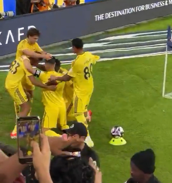 绝杀瞬间！<a href=/mingren/zuqiu_zbo/122.html target=_blank class=infotextkey>菲利克斯</a>给C罗戴上“胜利信物”，C罗跳舞回应嗨爆！