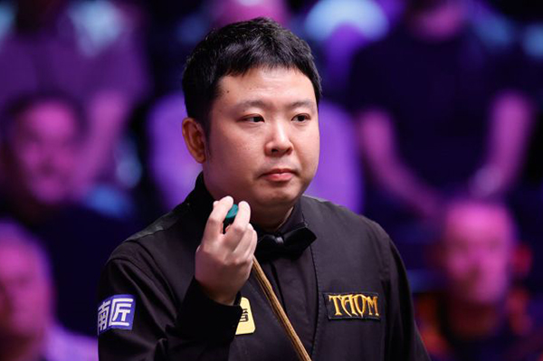 北京时间12月2日凌晨，2025斯诺克英锦赛正赛首轮继续在英国约克进行。一场焦点对决中，中国选手张安达在3-5落后的绝境下连救两个赛点，最终以6-5逆转15号种子加里·威尔逊，惊险闯入16强；1/8决赛他将与同胞赵心童上演“中国德比”。 比赛进程：五度平分，决胜局才见生死 开局互探：威尔逊打出单杆58分先声夺人，张安达随即回敬单杆87分、73分，以2-1反超。 中场胶着：第四局威尔逊多次上手扳平比分；休息归来他又凭借单杆52分、65分、91分，一度5-3拿到赛点。 绝境反击：背水一战的张安达先以83-35挽救一个赛点，第10局再轰单杆77分，5-5把比赛拖入决胜局。 决胜时刻：第11局两人均谨慎防守，威尔逊长台失准留下破绽，张安达上手打出单杆56分，最终以65-15锁定胜局，完成6-5绝杀。 数据盘点 张安达：全场3杆50+（87、73、77），1杆制胜，防守成功率78%。 加里·威尔逊：4杆50+（58、52、65、91），进攻火力略占优，但关键局失误致命。 赛后声音 张安达坦言：“3-5落后时我没想太多，只想把每一杆防守做好。最后能赢下来有些运气，但也证明坚持是有回报的。”谈到下轮与赵心童的“内战”，他希望“两人都能发挥出最好水平，为观众奉献精彩比赛”。 下一轮对阵 张安达 vs 赵心童（16进8，时间待定）。随着这场胜利，本届英锦赛已有斯佳辉、吴宜泽、庞俊旭、<a href=/tiyu_zbo/dingjunhui/ target=_blank class=infotextkey>丁俊晖</a>、赵心童、张安达共6名中国选手跻身16强，刷新历史最佳战绩。